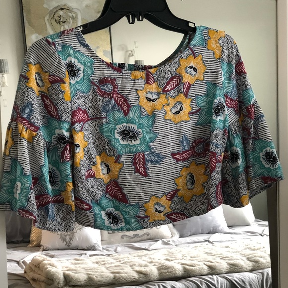 BCBGeneration rayon cropped top with flared short sleeves and open back. - Picture 4 of 7